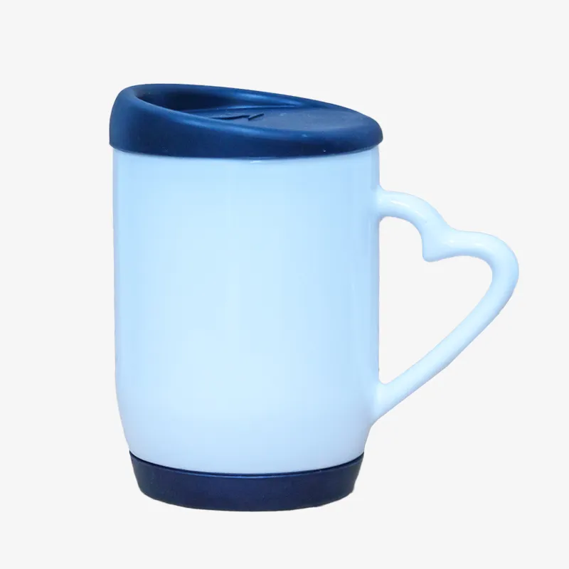 Taza Blanca con asa corazón y tapa de silicona color negro