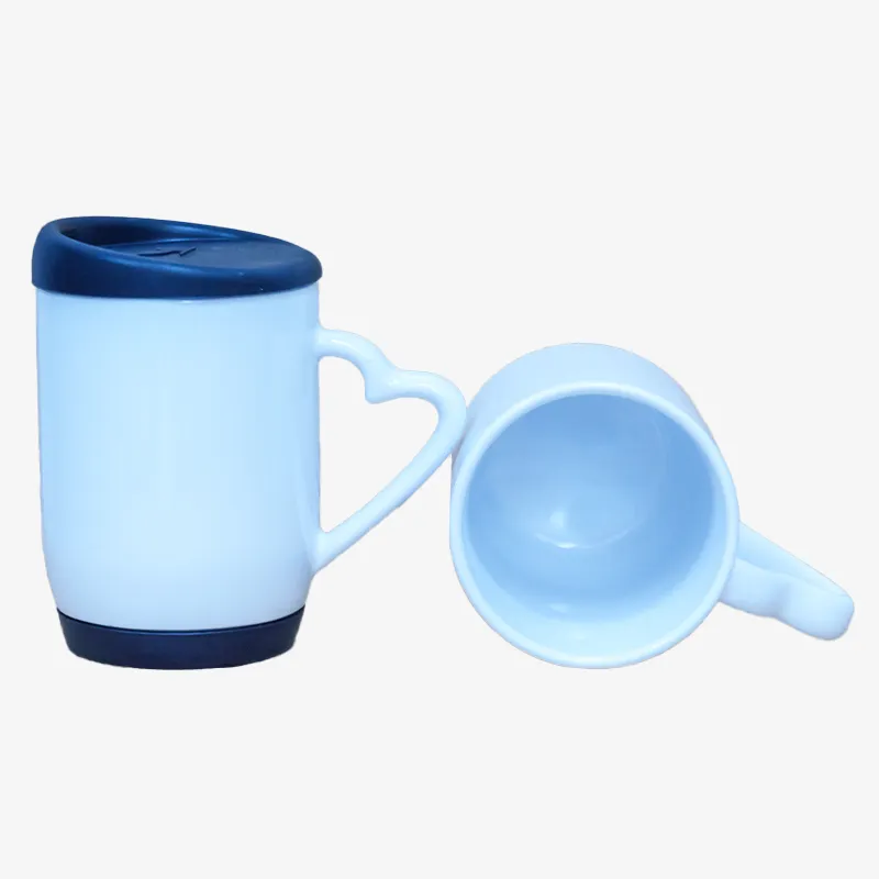 Taza Blanca con asa corazón y tapa de silicona color negro